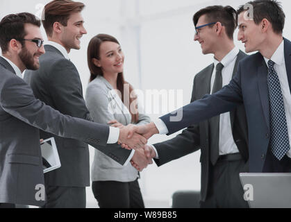 Les dirigeants des équipes business shake hands Banque D'Images