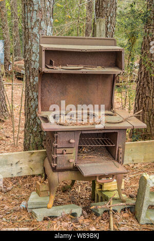 Vintage iron poêle déversés dans les bois abandonnés à la rouille, Close up Banque D'Images