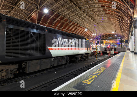 Avaler Intercity livery First Great Western classe 43 trains à grande vitesse voiture électrique à la gare de Paddington Banque D'Images