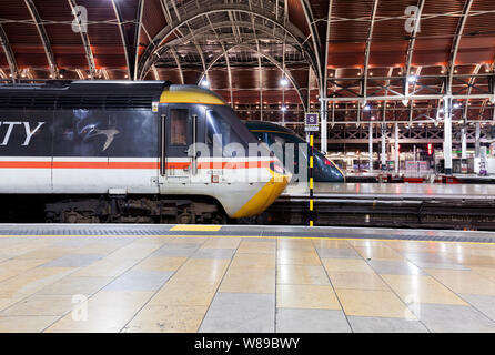 Intercity livery première grande puissance occidentale TVH 43185 voiture à la gare de Paddington, avec un PEI Hitachi train bi-mode derrière Banque D'Images