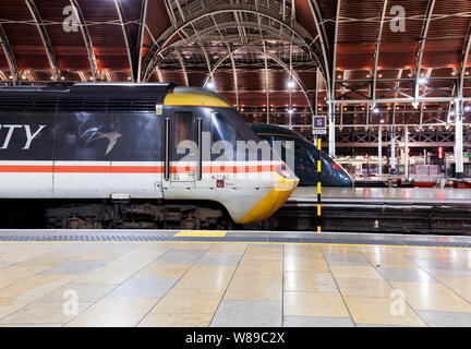 Intercity livery première grande puissance occidentale TVH 43185 voiture à la gare de Paddington, avec un PEI Hitachi train bi-mode derrière Banque D'Images