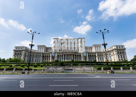 Situé dans le centre de Bucarest, le Palais du Parlement a été construit dans un style néoclassique pendant une période de difficultés économiques élevées en Roumanie. Banque D'Images