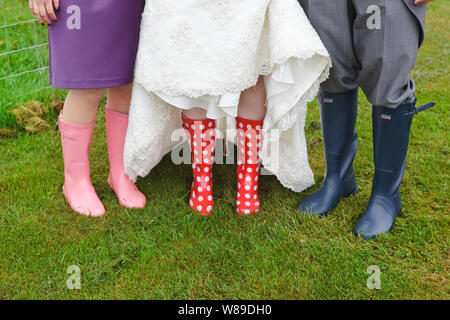 Mariée de demoiselle, pansage et dans Wellies Banque D'Images
