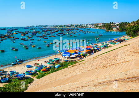 Mui Ne vieux port port avec bateaux de pêcheur vue panoramique aérienne au Vietnam Banque D'Images