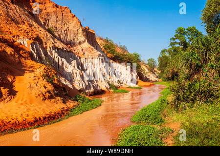 Fairy Stream ou Tien Suoi est un petit ruisseau se cacher derrière les dunes de sable de Mui Ne à Phan Thiet au Vietnam Banque D'Images