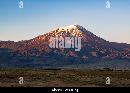 Le mont Ararat, Agri Dagi, la plus haute montagne de l'extrême est de la Turquie, le lieu de repos de l'arche de Noé, et couvertes de neige volcan composé inactif Banque D'Images