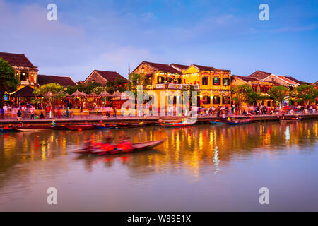 Des bateaux de pêche à la rivière de l'ancienne ville de Hoi An à Quang Nam Province du Vietnam Banque D'Images