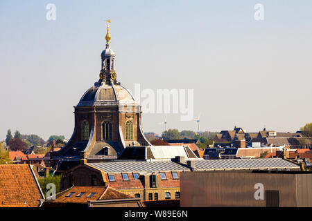 L'avis de Marekerk et toits de la ville depuis le Molen De Valk museum (Falcon), moulin à vent Moulin farine traditionnel néerlandais. Leiden, Pays-Bas, Banque D'Images
