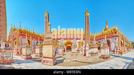 , MONYWA MYANMAR - février 22, 2018 : panorama de la Pagode Thanboddhay observer avec des centaines de stupas dorées au sommet du temple, de grands piliers sculptés avec Budd Banque D'Images