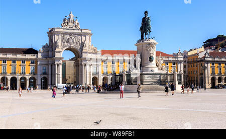 Belle Place du Commerce avec le roi Jose Statue et rue Augusta de triomphe au cours de premières heures du matin, à Lisbonne, Portugal Banque D'Images