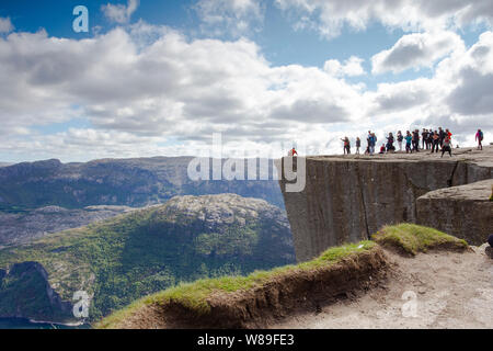 Preikestolen ou Prekestolen. Pulpit Rock, célèbre attraction touristique près de Stavanger. Voir le Lysefjord, Norvège randonnées Banque D'Images