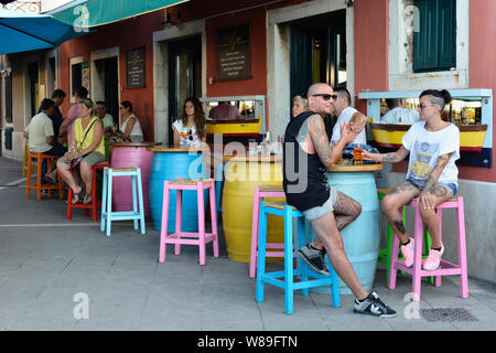 Les gens de boire des cocktails au 'Spazio Grota', un bar à vin typique à proximité de la place du marché et du port. Rovinj, Istrie, Croatie, Europe Banque D'Images