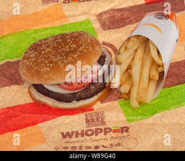 Burger King Whopper Beff avec frites sur l'emballage Banque D'Images