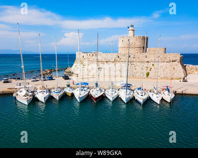 Fort Saint Nicolas garde les le port de Mandraki à Rhodes Ville, capitale de l'île de Rhodes en Grèce Banque D'Images