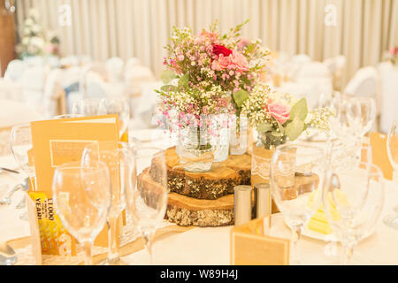 Décorations de table de mariage champêtre Banque D'Images