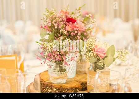 Décorations de table de mariage champêtre Banque D'Images