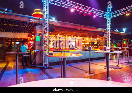 NHA TRANG, VIÊT NAM - Mars 14, 2018 : Skylight Nha Trang Rooftop bar à Premier Havana Hotel à Nha Trang, Vietnam du Sud Banque D'Images