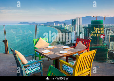 NHA TRANG, VIÊT NAM - Mars 14, 2018 : Skylight Nha Trang pont d'observation à Premier Havana Hotel à Nha Trang, Vietnam du Sud Banque D'Images