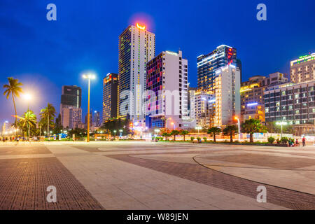 NHA TRANG, VIÊT NAM - Mars 15, 2018 : Nha Trang city center vue sur l'horizon urbain au coucher du soleil au Sud Vietnam Banque D'Images
