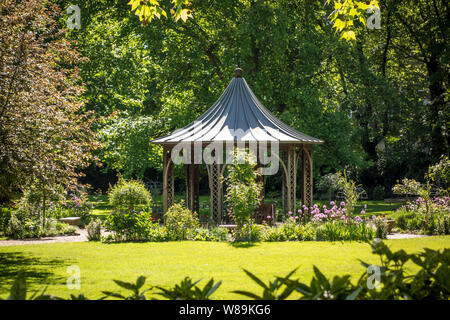 Royal Crescent Gardens, Holland Park Avenue, Notting Hill, Londres, Royaume-Uni Banque D'Images