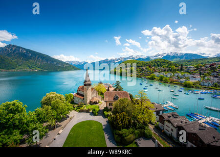 Le château de Spiez à Spiez, au bord du lac de Thoune dans l'Oberland bernois de la Suisse Banque D'Images