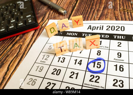 Paiement de l'impôt, marqué sur un calendrier le 15 avril 2020 Banque D'Images