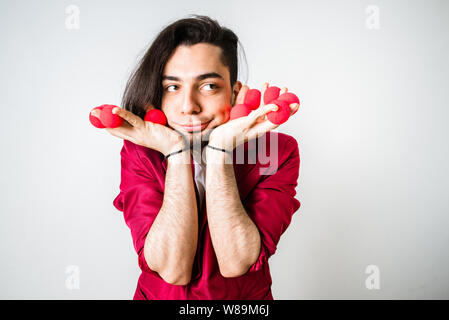Jeune Magicien d'effectuer des tours en gesticulant avec son visage. Banque D'Images