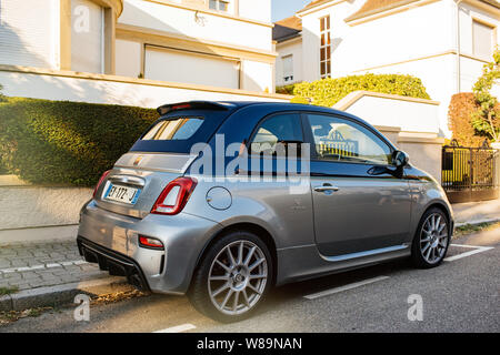 Strasbourg, France - Jul 29, 2018 : Belle Fiat 500 bleu clair 695 Rivale mini voiture garée sur une ville française street un jour d'été à proximité d'un immeuble propriété typiquement français Banque D'Images