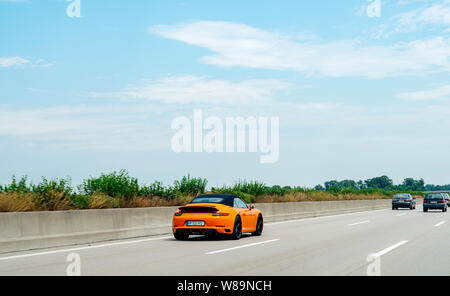 Baden, Allemagne - Jul 7, 2019 : vue arrière du nouvel orange rapide voiture de sport Porsche 911 sur autoroute allemande Banque D'Images