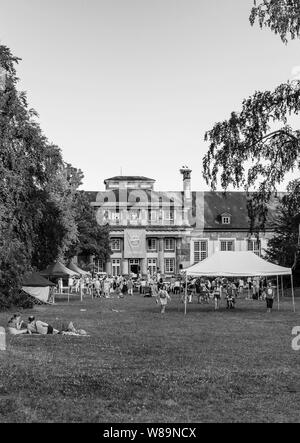 Strasbourg, France - Jul 29, 2018 : Les gens se reposer en bonne fois à un pique-nique dans le centre de Strasbourg dans le parc de l'Orangerie à Joséphine festival de Yoga Banque D'Images