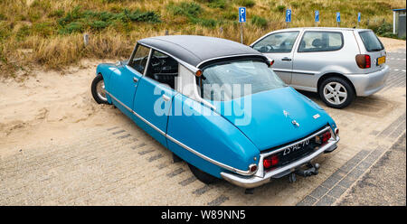 Overveen, Pays-Bas - Aug 16, 2019 : Luxe vintage ancien bleu Citroen D Spécial limousine garée dans le parking couvert de sable Dutch payé - vertical image Banque D'Images