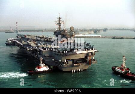 À BORD DE L'USS Kitty Hawk (22 mars 2001) -- USS Kitty Hawk (CV 63) se dirige vers l'Embarcadère de Changi. Kitty Hawk est le premier porte-avions américain à s'amarrer à la République de Singapour de neuf navires à fort tirant d'une jetée à la base navale de Changi. Cette nouvelle installation est l'un des rares Piers dans le Pacifique qui est assez grand pour amarrer un transporteur et qu'un des deux situés en Asie du sud-est. L'emplacement stratégique de Singapour à l'embouchure de la Détroit de Malacca et le quai en eau profonde du projet de capacité permettra de renforcer la stabilité régionale. Kitty Hawk est prévue à Singapour pour une visite de port au cours d'un déploiement ordinaire Banque D'Images