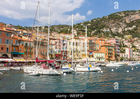 Villefranche, France - 9 septembre 2015 : Yachts dans le port. La ville est un port d'escale. Banque D'Images