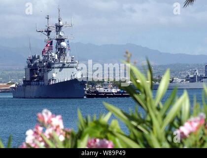 Après deux ans et quatre équipages, l'Spruance Class destroyer USS Fletcher (DD 992) retourne à Pearl Harbor, à Hawaï, le 25 mai 2004, pour une visite du port de deux jours avant de se rendre à San Diego, Californie, où il sera mis hors service en octobre. L'ancien navire à base de Pearl Harbour fait partie de la mer de la marine de l'Initiative d'échange, un programme qui tourne quatre équipages à travers un seul navire à intervalles de six mois. Banque D'Images