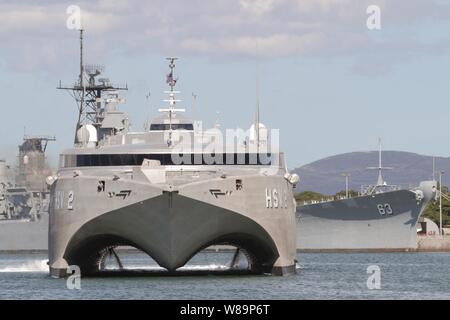 Deux navires à grande vitesse (HSV-2) manoeuvres Swift passé l'USS Missouri (BB 63) lors d'un passage de couchettes dans Pearl Harbor, à Hawaï, au cours de l'exercice Rim of the Pacific '04 le 7 juillet 2004. L'exercice Rim of the Pacific '04 est un exercice maritime international conçu pour améliorer la performance tactique de la participation du littoral du Pacifique y compris les participants de l'Australie, Canada, Chili, Japon, Corée du Sud, le Royaume-Uni et les États-Unis. Banque D'Images