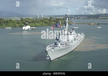 Les marins de la Marine américaine l'homme les rails à bord de la classe Arleigh Burke destroyer lance-missiles Chung-Hoon (DDG 93) alors qu'il passe le USS Arizona Memorial à Pearl Harbor, Hawaii, le 10 septembre 2004. L'équipage se prépare pour la mise en service du navire cérémonie le 18 septembre. Le destructeur est appelé en l'honneur de Adm arrière. Un Chung-Hoon'Paie Gordon qui est né et a grandi à New York et a été sur le USS Arizona pendant le 7 décembre 1941, l'attaque sur Pearl Harbor. Chung-Hoon a également reçu la Croix de la Marine et de la Silver Star pour bravoure en tant que commandant du USS In Sigsbee durant la bataille de ok Banque D'Images