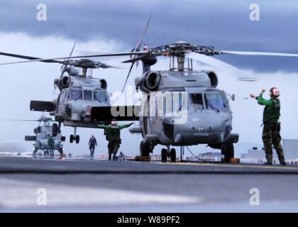 Carrier Air Wing sur terre 2 hélicoptères USS ABRAHAM LINCOLN (CVN 72) après une journée complète de la livraison de nourriture et de fournitures pour les victimes frappées par le tsunami à Sumatra, Indonésie, le 7 janvier 2005. Le Lincoln est actuellement dans l'Océan Indien, au large des côtes de l'Indonésie et la Thaïlande dans le cadre de l'opération Unified Assistance. Banque D'Images