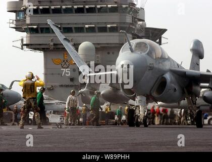 Un EA-6B Prowler se déploie ses ailes comme il s'adresse à une catapulte pour lancer à partir de l'envol du porte-avions USS Harry S. Truman (CVN 75) le 4 février 2005. Le Truman et son escadre aérienne de transporteur 3 fournit l'appui aérien rapproché et la réalisation d'intelligence, de missions de surveillance et de reconnaissance au-dessus de l'Iraq. Le Prowler est un système avancé de contre-mesures électroniques aéronefs affectés à l'Escadron d'attaque électrique de 130 Naval Air Station Whidbey Island, Washington Banque D'Images