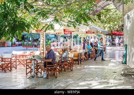 Athènes, Grèce - 16 septembre 2016 : aux personnes bénéficiant d'un café le matin dans un café à un piéton carré. Il y a beaucoup de ces cafés de la ville, Banque D'Images