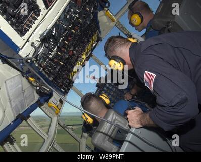 Le major du Corps des Marines américain Ken Asbridge (gauche) et du Stefan Mueller (droite) Banque mondiale le C-130 Hercules connu sous le nom de Fat Albert en vue de l'atterrissage à la suite d'une démonstration pratique sur Naval Air Facility El Centro, en Californie, le 9 mars 2005. Les marines sont affectés à la U.S. Navy Blue Angels, l'équipe de démonstration de vol, qui sera l'exécution de 69 démonstrations en vol dans 34 villes à travers les États-Unis cette année. Banque D'Images