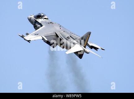 Un AV-8B Harrier II décolle presque vertical au cours d'une démonstration de vol en 2005 à la Marine Corps Air Station Cherry Point Air Show à Cherry Point, N.C., le 7 mai 2005. Le Texan est affecté à l'Escadron 542 attaque maritime à Cherry Point. Banque D'Images