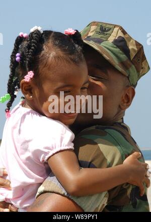 Eriona Underwood épouse son père maître de 2e classe Erik Underwood après le navire-hôpital USNS Mercy est retourné à la base navale de San Diego, Californie, le 8 juin 2005. L'USNS Mercy (T-AH 19) retournés après la fourniture de secours en cas de catastrophe à la suite de l'Asie du Sud-Est, le 26 décembre 2004, tsunami. Pendant le déploiement de plus de 100 000 patients ont été traités et plus de 400 interventions chirurgicales ont été effectuées. Banque D'Images