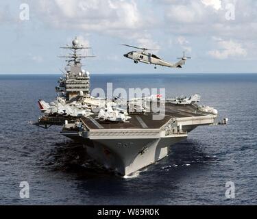 Une Marine SH-60 Seahawk hélicoptère vole au-dessus de la proue du porte-avions USS Theodore Roosevelt (CVN 71) alors que le navire effectue une près de l'exercice dans l'Océan Atlantique le 15 juillet 2005. Le groupe aéronaval du Theodore Roosevelt prend part à un exercice d'une force opérationnelle dans l'Atlantique. Banque D'Images