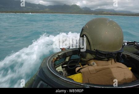 Le Corps des Marines des États-Unis. Douglas Young durs un assaut amphibie véhicule à travers l'océan pacifique vers la plage après avoir quitté le navire d'assaut amphibie USS Peleliu (LHA 5) au large des côtes de New York le 27 juin 2005. Marines de la 3e Bataillon d'assaut amphibie sont aller à terre à la zone d'entraînement du Corps des Marines des soufflets, Hawaï, de conduite et d'entraînement amphibie. Banque D'Images