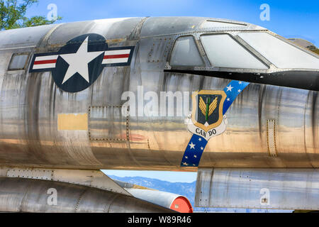 Pilotage d'un sac de l'USAF 1960 Convair B-58 Hustler bomber jet avion Banque D'Images