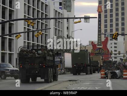 Les Marines américains affectés à la 24e unité expéditionnaire Marine Services Support Group, au Mississippi Biloxi partent, pour aider les victimes de l'ouragan Katrina en région le 6 septembre 2005. Ministère de la Défense les unités sont mobilisées dans le cadre de la Force opérationnelle interarmées Katrina à l'appui de l'Agence fédérale de gestion des urgences en cas de catastrophes Les efforts de secours dans la côte du golfe du Mexique, les zones dévastées par l'ouragan Katrina. Ces marines sont déployés à partir de Camp Lejeune, N.C. Banque D'Images