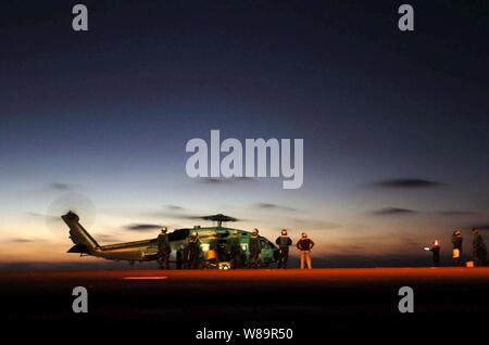 Un SH-60B Seahawk Hélicoptère Hélicoptère affecté à l'Escadron anti-sous-Light 47 ravitaille pendant la garde de l'avion à bord du porte-avions USS ABRAHAM LINCOLN (CVN 72) sur le 19 septembre 2005. Le Lincoln et entrepris Carrier Air Wing 2 sont en train de s'entraîner au large de la côte de Californie du Sud. Banque D'Images