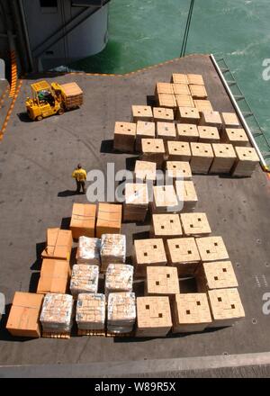 Conducteurs de chariots élévateurs transporter des palettes de bouteilles d'eau et les repas prêts-à-manger, à bord d'un aéronef ascenseur à bord du porte-avions USS Harry S. Truman (CVN 75) le 6 septembre 2005. Les secours seront transférés à des hélicoptères sur le pont pour le transport aérien à ceux qui en ont besoin dans les zones le long de la côte du golfe du Mexique touchées par l'ouragan Katrina. Ministère de la Défense les unités sont mobilisées dans le cadre de la Force opérationnelle interarmées Katrina à l'appui de l'Agence fédérale de gestion des urgences en cas de catastrophes Les efforts de secours dans la côte du golfe du Mexique, les zones dévastées par l'ouragan Katrina. Banque D'Images