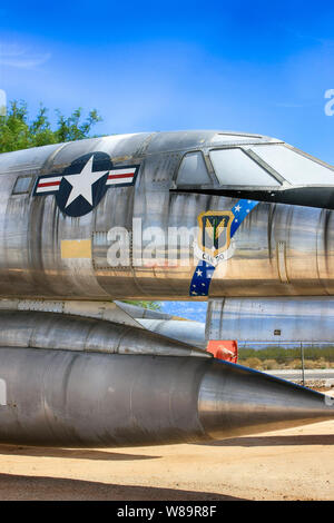 Pilotage d'un sac de l'USAF 1960 Convair B-58 Hustler bomber jet avion Banque D'Images