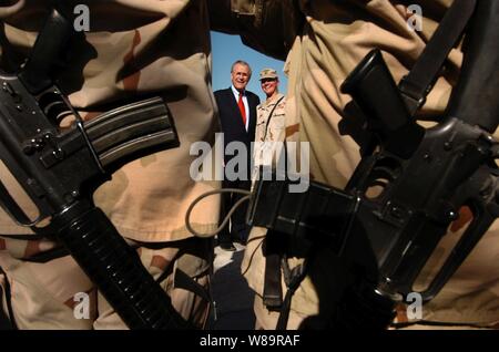 Le secrétaire à la défense Donald H. Rumsfeld pose pour une photo avec un membre de la Force opérationnelle combinée à la baïonnette de la Base aérienne de Kandahar, Afghanistan, le 22 décembre 2005. Rumsfeld est en Afghanistan pour visiter les troupes et de les remercier pour leur service et de rencontrer la haute direction. Banque D'Images